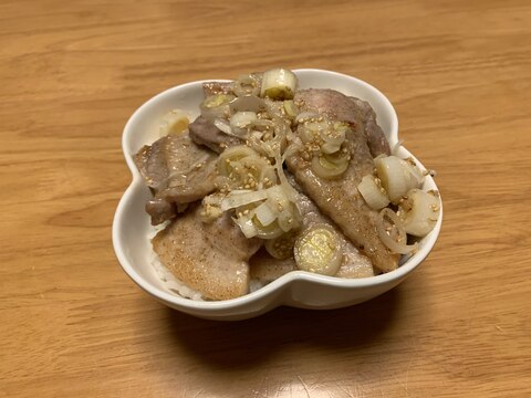 【絶品】　ネギ塩豚丼